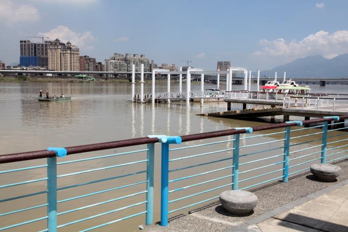 視察蘇拉颱風過後、河濱公園復舊情況_高讚賢攝_大稻埕碼頭停車場