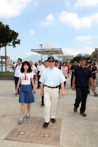 視察蘇拉颱風過後、河濱公園復舊情況_高讚賢攝_大稻埕碼頭停車場