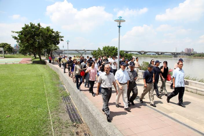 視察蘇拉颱風過後、河濱公園復舊情況_高讚賢攝_大稻埕碼頭停車場