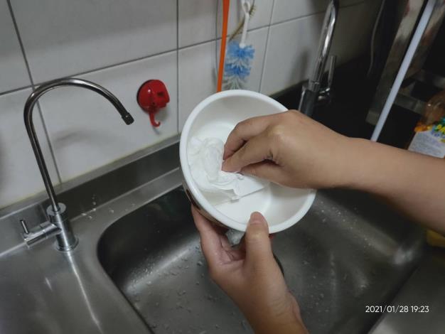 擦拭使用後碗盤上的油脂，避免排入污水下水道