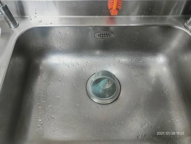 洗碗槽加裝濾網定時清，避免菜渣等異物排入污水下水道