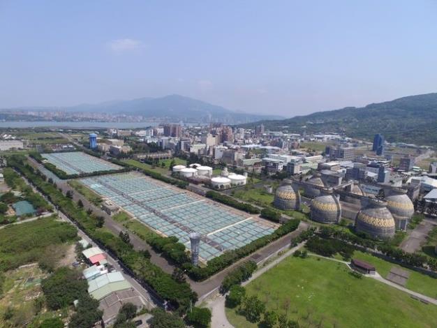 每日可處理132萬噸生活污水的八里污水處理廠節能減碳，以消化瓦斯取代電力乾燥污泥，年降低約7000公噸。1