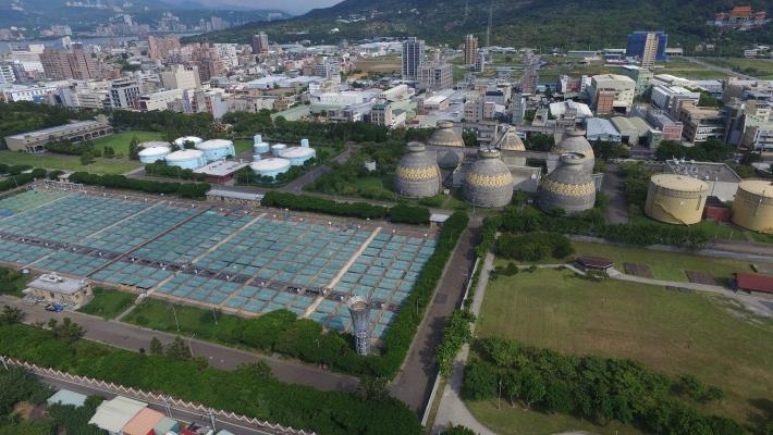 每日可處理132萬噸生活污水的八里污水處理廠節能減碳，以消化瓦斯取代電力乾燥污泥，年降低約7000公噸。