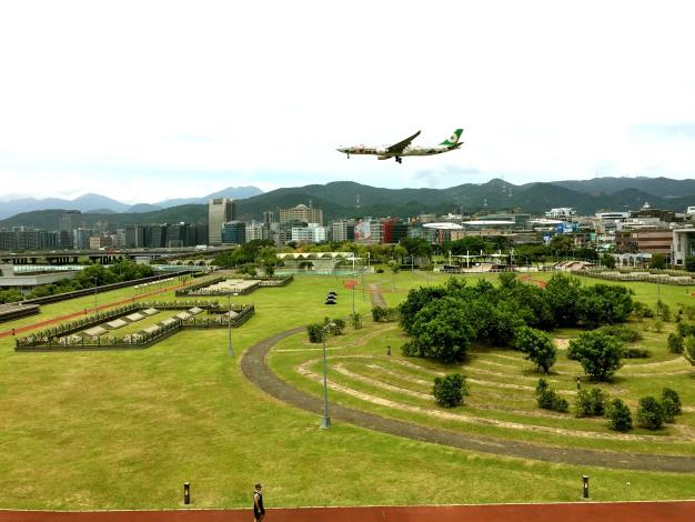 立佇在內湖運動公園可以感受到松山機場起降的飛機從上方呼嘯而過的震撼。