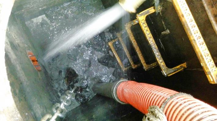 高壓水柱打除污水管內油塊