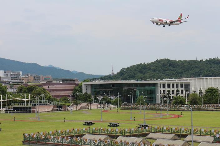 立佇在公園上還可以感受到松山機場起降的飛機從上方呼嘯而過的震撼