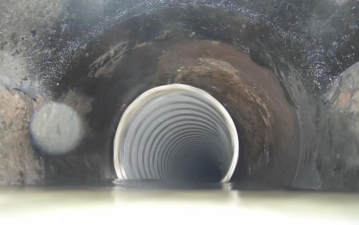 採免開挖方式，螺旋內襯擴大工法進行污水管延壽