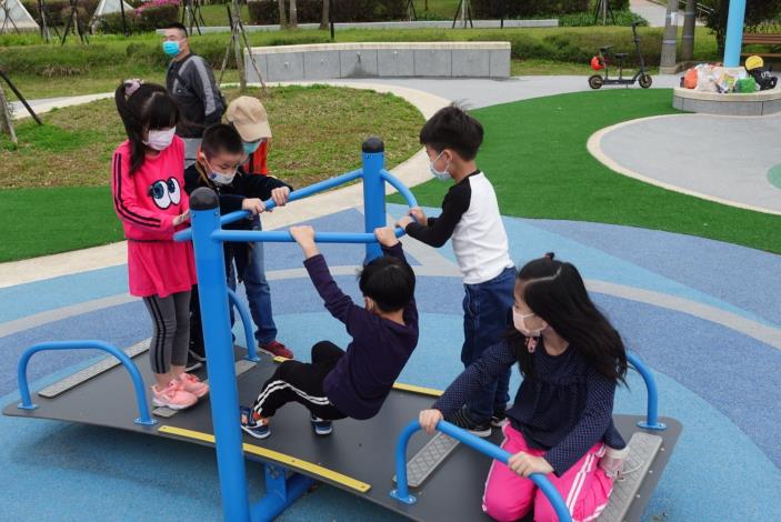 迪化休閒運動公園-小孩放電、玩水、賞夕陽一次滿足