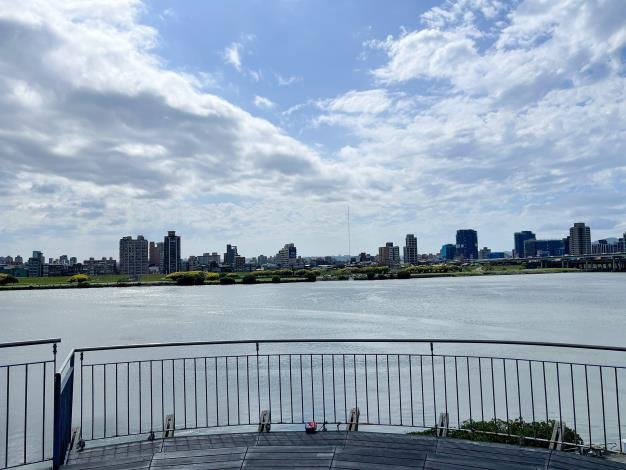 3-迪化休閒運動公園大地重現陸橋上欣賞波光粼粼的淡水河美景