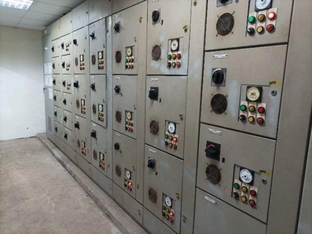 「電箱保持關閉」可防止雨水滲入配電盤內部，並避免人員誤觸