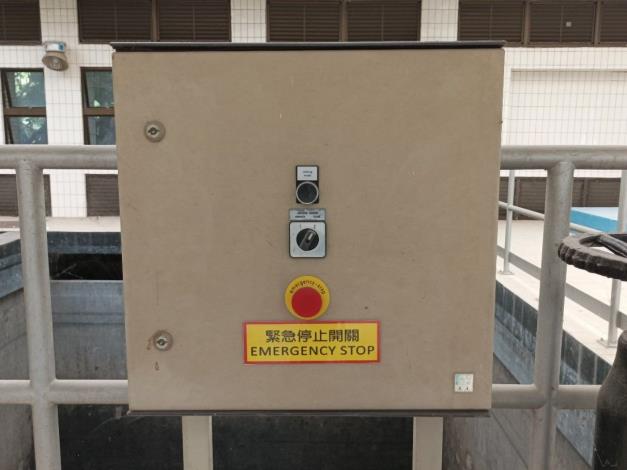 緊急停止按鈕以大標誌貼紙標明位置(1)