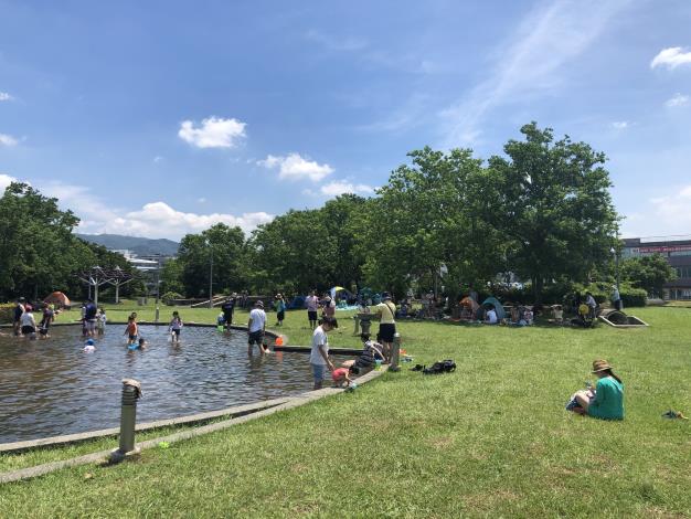 今(111)年7月15日至9月30日內湖運動公園「親子戲水池」免費開放民眾戲水-2