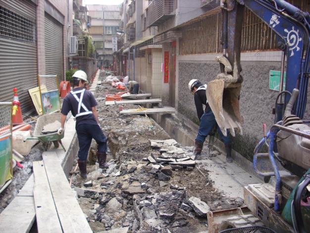 衛工處專責污水下水道新建及維護工作，施工人員經常在沒有遮蔽的大馬路上或空間狹窄的後巷從事接管作業。