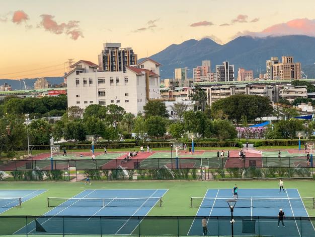 迪化休閒運動公園網球及籃球場揮灑汗水的市民