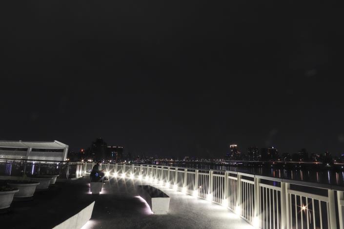 迪化污水處理廠休閒運動公園跨堤平臺夜景