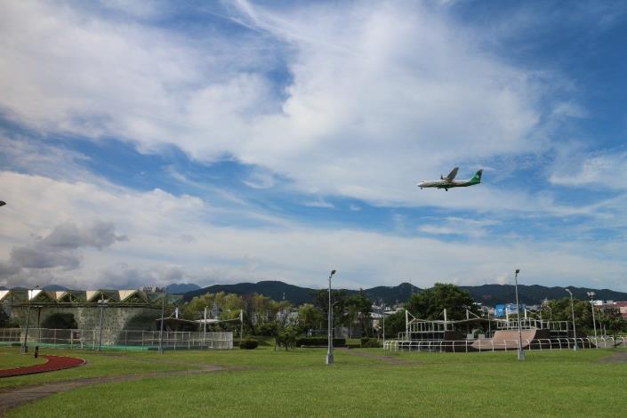 內湖運動公園可近距離欣賞松山機場飛機起降的壯觀場景，感受飛機呼嘯而過的震撼