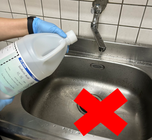 請勿直接將強酸、強鹼液體倒入洗手台、流理台 (2)