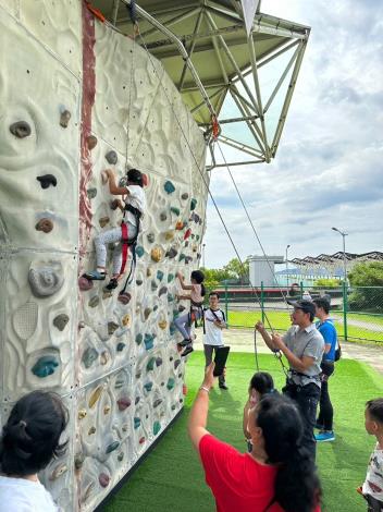 內湖休閒運動公園攀岩體驗營，小朋友在教練指導下奮力往上爬(2)