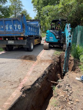 陽明山山仔后美軍宿舍污水接管-道路段埋管施工情形