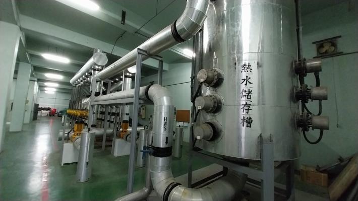 八里污水處理廠利用蛋型消化槽產生消化瓦斯，用於鍋爐加熱熱水，並儲存於熱水儲存槽，用來熱交換後保持蛋型消化槽內溫度，使槽內溫度維持在32~35度間