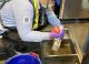 衛工處採樣人員於餐飲業油脂截留器第3槽採取水樣