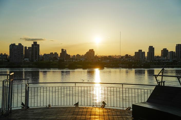 佇立於大地重現陸橋上享受夕陽餘暉.JPG