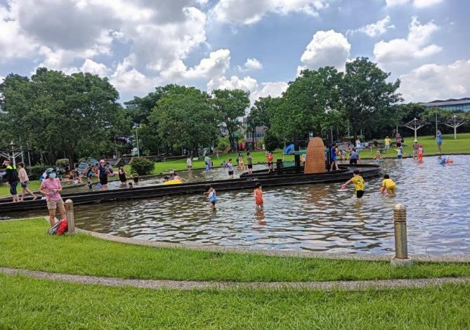 市民朋友在內湖運動公園戲水池享受清涼消暑的夏日時光