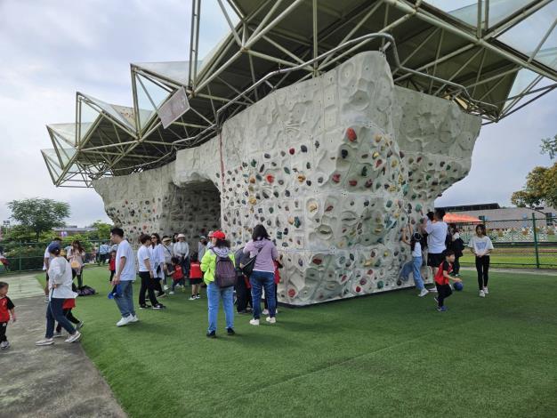 內湖運動公園攀岩場極具特色的攀岩場