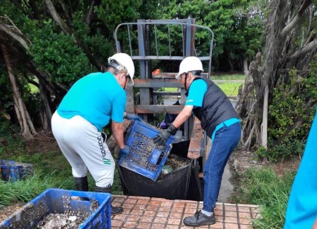 現場人員將初沉池污水上浮雜質異物及棉絮等廢棄物清運處理