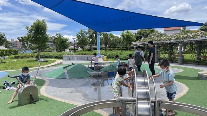 迪化休閒運動公園遊戲場多種戲水遊具，讓小朋友玩得不亦樂乎