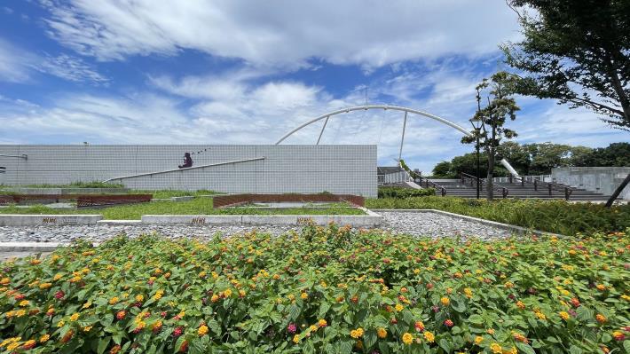 迪化休閒運動公園馬櫻丹花卉與跨堤景觀平臺