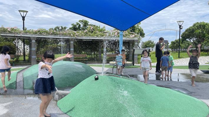 歡迎市民朋友到迪化休閒運動公園遊戲場戲水沁涼一夏