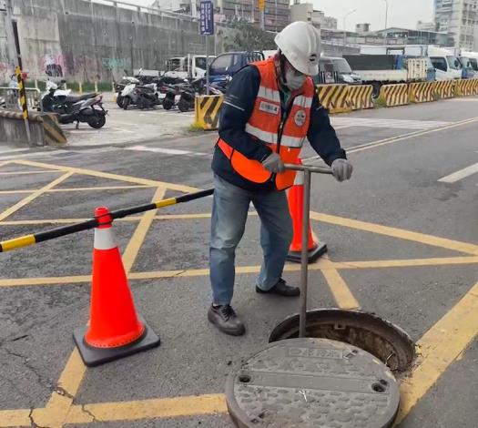 馬場町公園堤外人孔制水閥測試