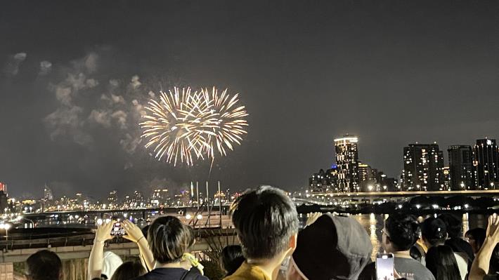 跨堤平臺觀看大稻埕夏日節煙火