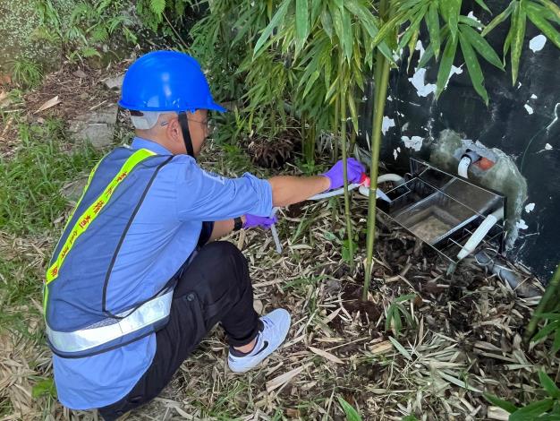 衛工處派員辦理油脂截留採樣，確認放流槽污水符合納管標準1