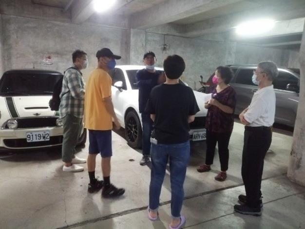 衛工處提供社區現場技術諮詢服務，並勘查化糞池及管線位置2