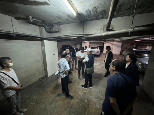 衛工處提供社區現場技術諮詢服務，並勘查化糞池及管線位置1