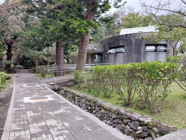 陽明山前山一公廁建物外觀