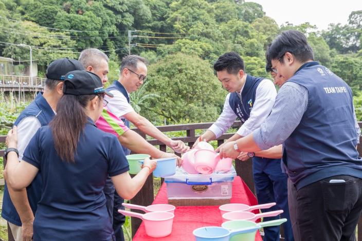 蔣萬安市長率領與會貴賓，將施工過程中受保護的魚蝦放回現地