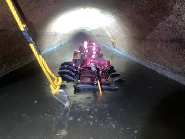 衛工處採用高解析的攝影機,結合聲納系統並以小船為載體的方式,進行水面上與水面下的檢視