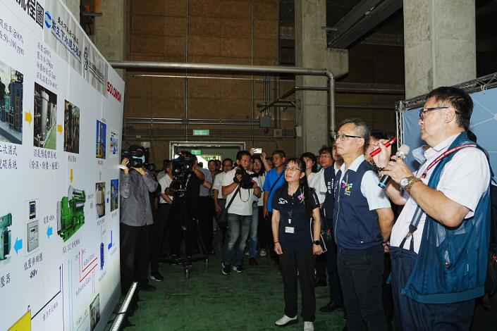 工程團隊向張副市長介紹沼氣發電機運作流程