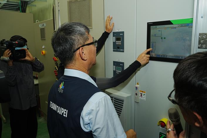 張溫德副市長視察沼氣發電機啟用情形