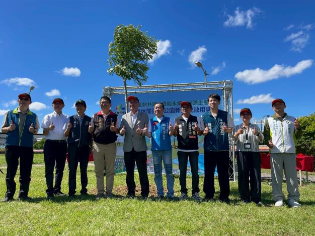 李四川副市長率領貴賓種植希望小樹，象徵內湖休閒運動公園落實生態友善及環境教育2