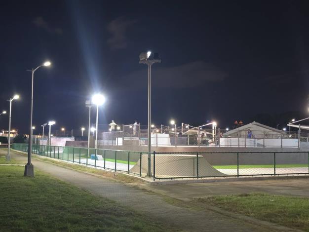 內湖休閒運動公園極限運動場設有夜間照明，並開放至晚上10點