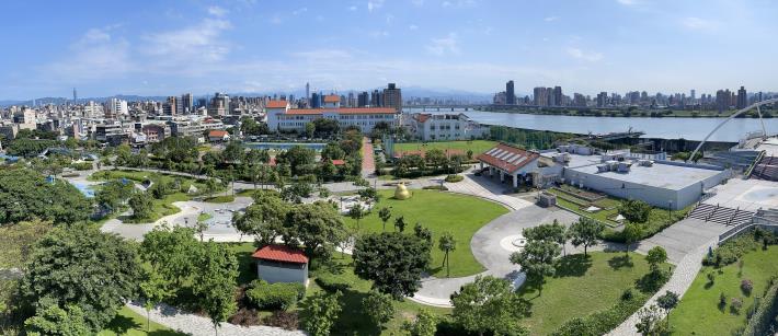 迪化廠休閒運動公園設置籃球場、網球場及遊戲場等多元休閒運動場地