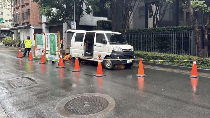衛工處辦理污水管渠檢視，依規定設置交通維持設施