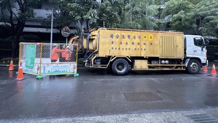 衛工處辦理污水管渠清疏，依規定設置交通維持設施