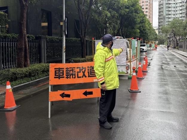 衛工處呼籲市民，行經工區時務必減速慢行，遵循標誌與現場指揮1