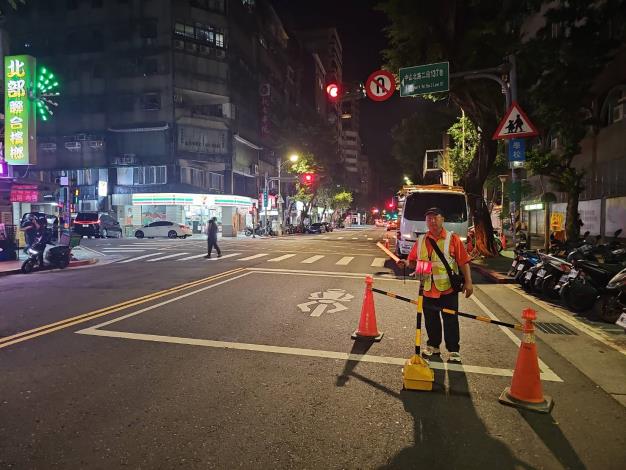 夜間施工期間，義交等交通引導人員疏導交通