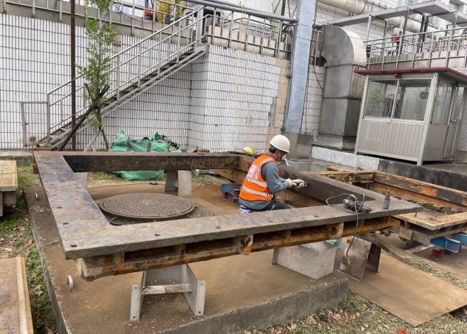衛工處修復污水抽水站閘門門框